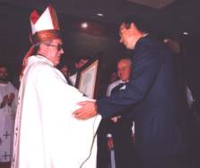 Entrega partitura Himno XXV Aniversario Iglesia Santiago por Clemente al Obispo